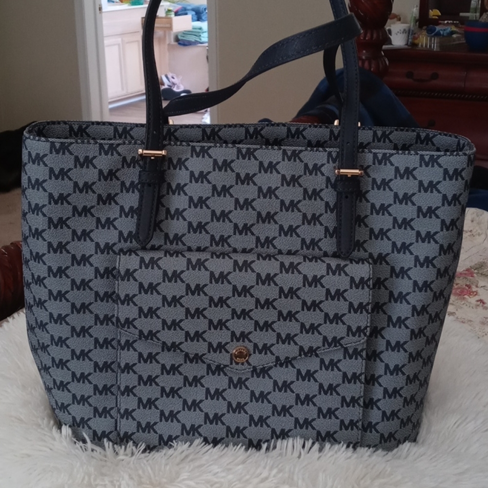 Micheal Kors Jet Set purse